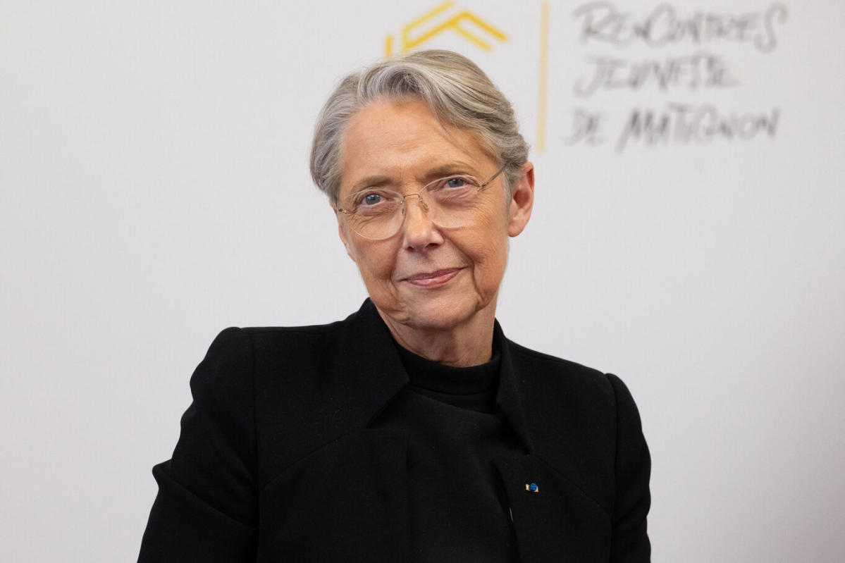 , Elisabeth Borne prise en flag’ : encore hors-la-loi en plein discours de Michel Barnier