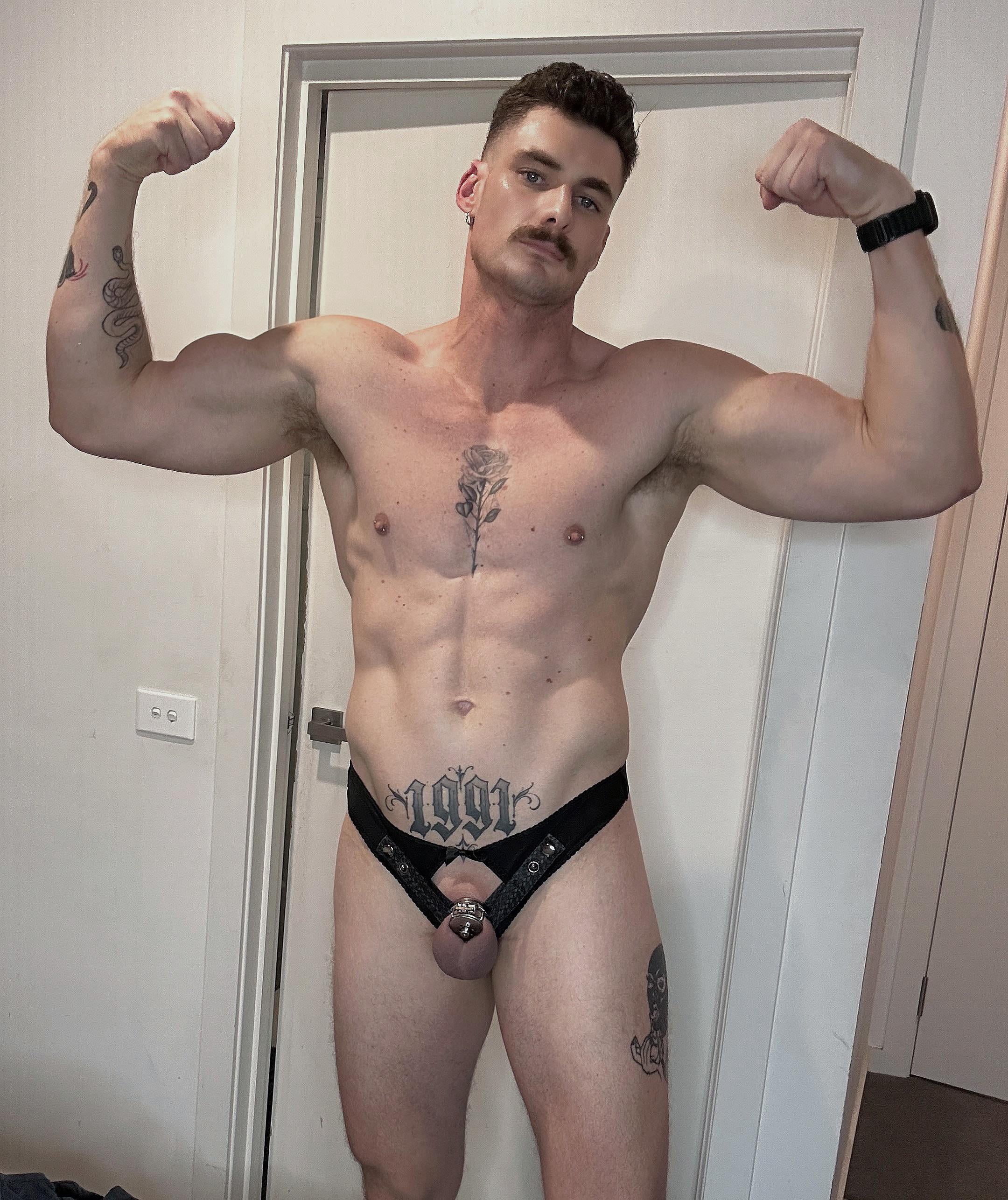 , *,Himo en cage plat
sur Reddit