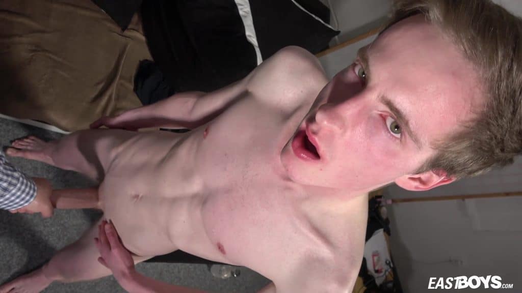 , WEB: Slim White Boy Floy Torres avec une grande bite énorme