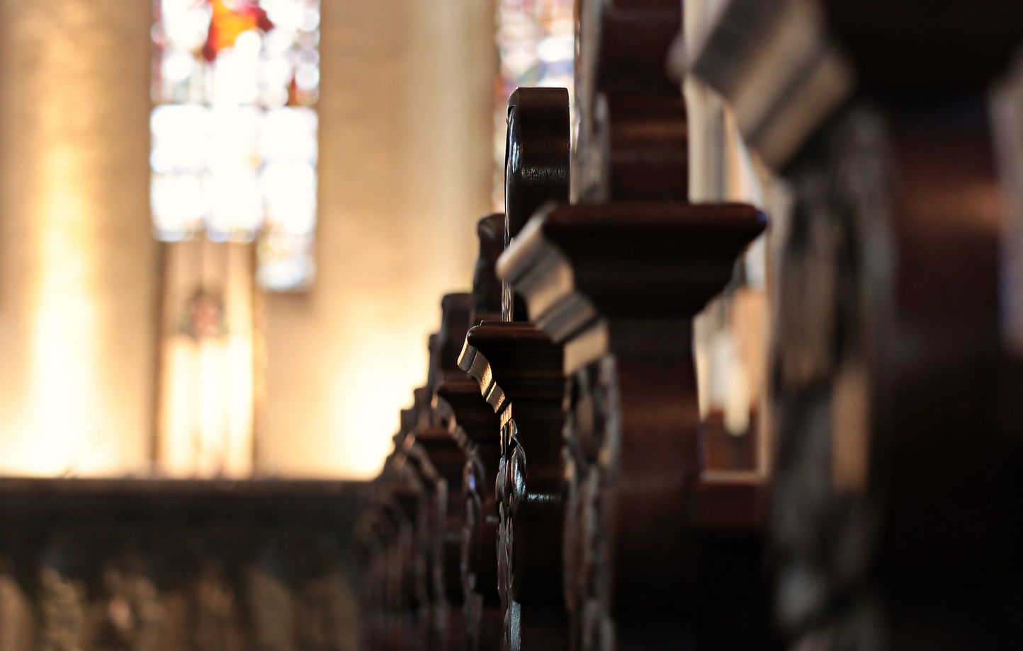 , Pyrénées-Atlantiques : Une comédienne mime une masturbation avec un crucifix dans l’église et choque le diocèse