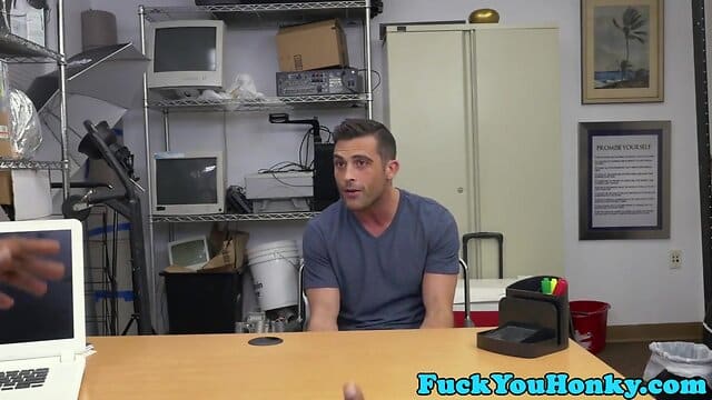 , WEB: L’agent noir élimine le garçon blanc droit