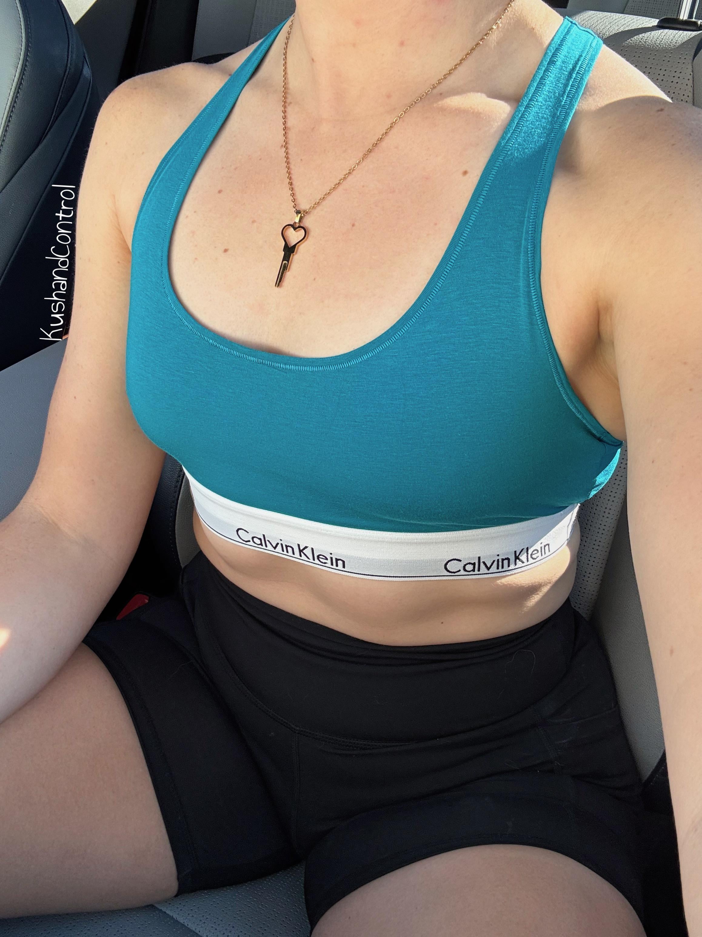 , *,Mon mari en peluche dans une cage avant mon entraînement de Thanksgiving 🔒🏋️♀️
sur Reddit