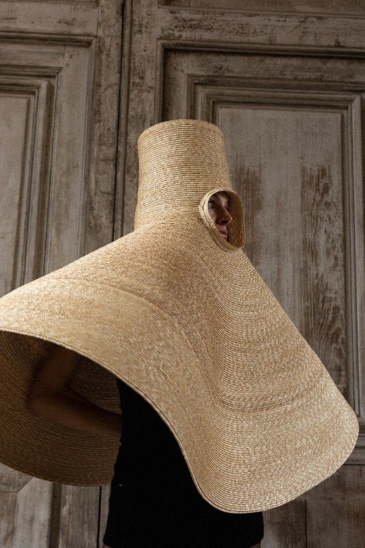 , Pinterest (hacerse una paja): Un’architettura indossabile di paglia: l’impermeabile Chaude Couture