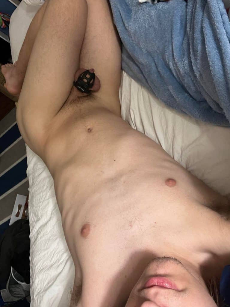 , *,garçon verrouillé à la recherche de tâches et de contrôles de cage
sur Reddit