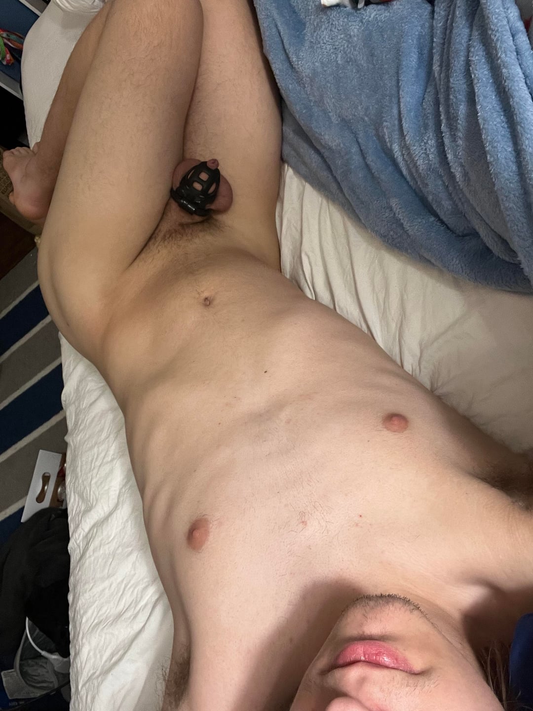 , *,garçon verrouillé à la recherche de tâches et de contrôles de cage
sur Reddit