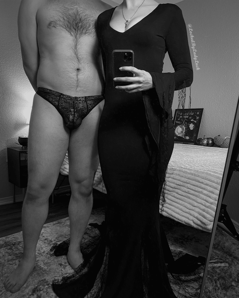 , *; Félicitations! Un mois entier entièrement verrouillé sans orgasmes… Pour fêter ça, nous l’avons mis dans la plus petite cage qu’il ait jamais portée… KINK3D Baby Cobra ! 😈💖