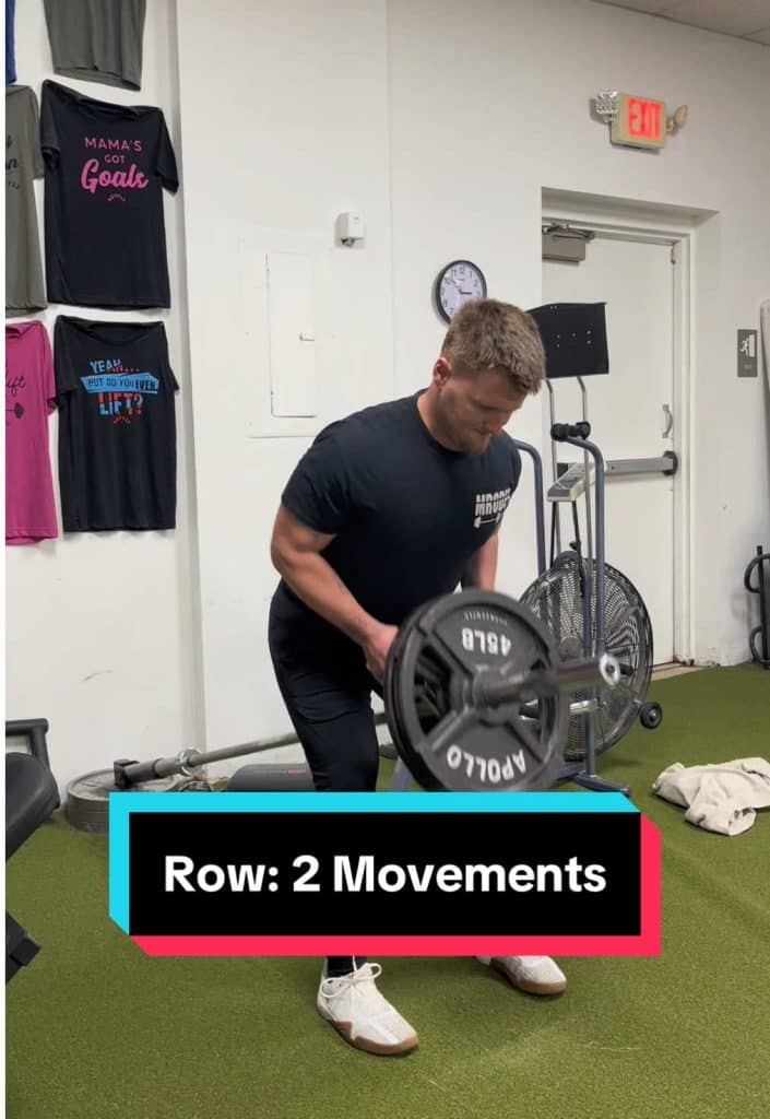 , athlete training; Aviron pour un haut du corps fort Exemple de résistance aux charges lourdes et aux plaques ~ Terre