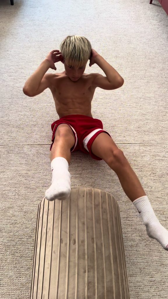 , entrainement athlète,L’entraînement de base est l’arme secrète de tout footballeur de haut niveau. Equilibre, stabilité,
sur Tiktok