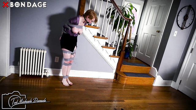 , web: Ted Michaels Damsels – Izzabella Robbins est venue utiliser son téléphone et a mis fin à son agonie orgasmique