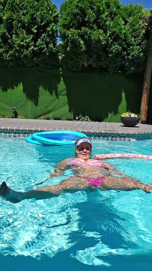 , 自己愛; célébrez vous tous..J’adore les bikinis d’été, la natation quotidienne et toutes mes courbes
