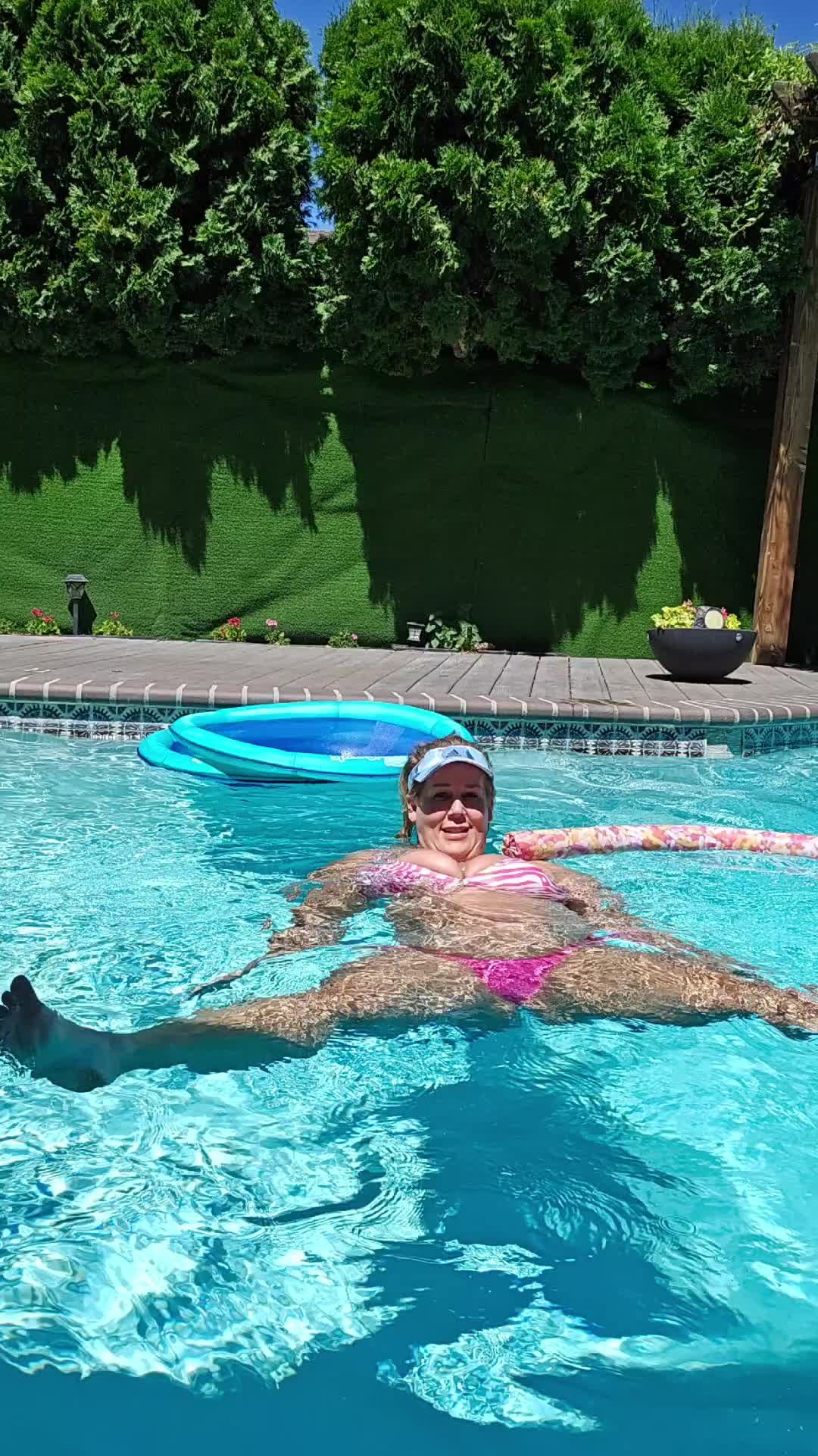 , 自己愛; célébrez vous tous..J’adore les bikinis d’été, la natation quotidienne et toutes mes courbes