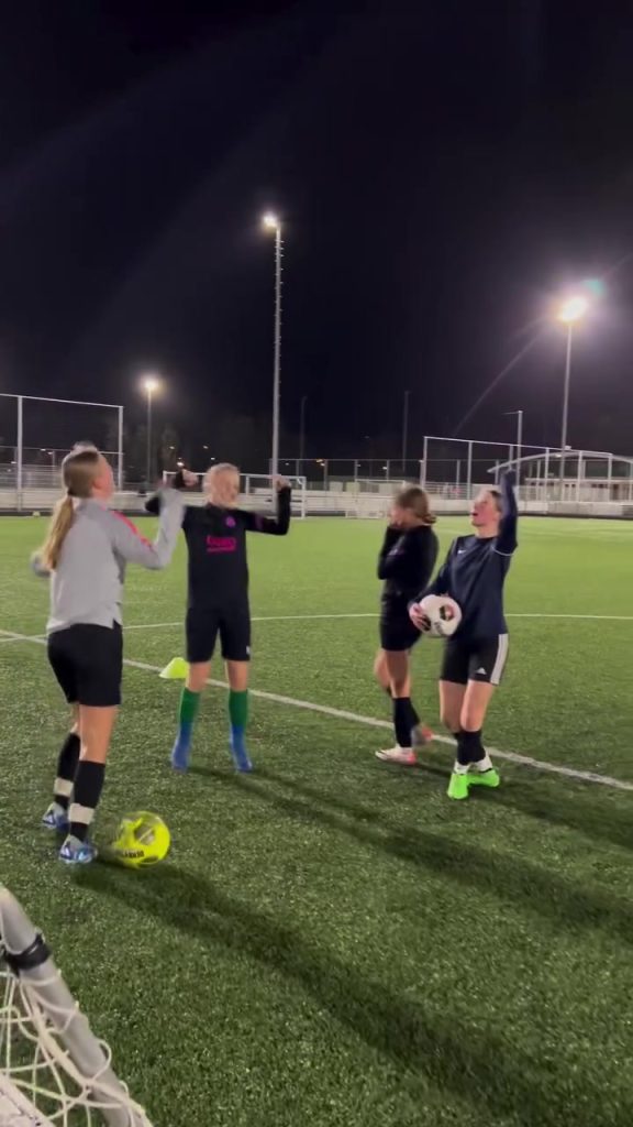 , Tiktok (sports training): Contrôler correctement une balle haute est plus difficile que contrôler une balle par-dessus.