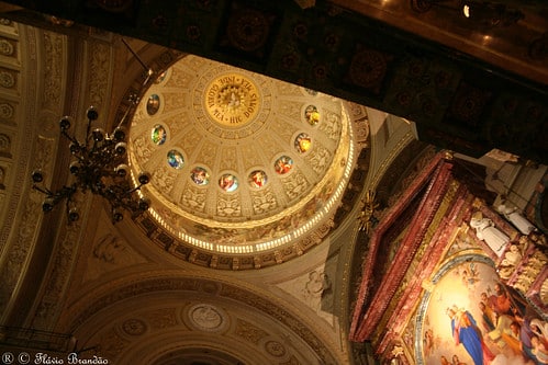 Flickr Basilique de Maria Auxiliadora, à Turim, Italie. Basilique de Marie Auxiliatrice, Turin, Italie. Basilique Notre-Dame Auxiliatrice, Turin, Italie. Piazza Maria Auxiliatrice, 9, Turin, Italie. Tél. : +39 011740272 Cette église a été construite entre 1865 et 1868 selon le souhait de Don Giovanni Bosco, dont les restes reposent dans une chapelle intérieure de l'église. La façade est de la fin de la Renaissance avec la statue des martyrs protecteurs de la ville. Un grand dôme domine le centre avec une statue entièrement dorée de la Madone. La structure de l'église a la forme d'une croix latine et l'intérieur est décoré de magnifiques marbres. Ouvert : 7h-22h Services : En semaine : 18h Week-end : 6h, 7h, 8h, 9h, 10h, 11h, midi, 17h30, 18h30, 21h Basilique Notre-Dame Auxiliatrice, Turin Extrait de Wikipédia, l'encyclopédie gratuite (Redirigé depuis Basilique Notre-Dame Auxiliatrice) Aller à : navigation, rechercher Basilique Notre-Dame Auxiliatrice La Basilique Notre-Dame Auxiliatrice Dame Auxiliatrice (italien : Basilique di Maria Ausiliatrice) est située à Turin. Faisant à l'origine partie de la maison pour garçons pauvres fondée par Jean Bosco, elle contient aujourd'hui la dépouille de Bosco et 6 000 reliques d'autres saints.(1) L'église abritant la dépouille de Bosco a été construite entre 1865 et 1868 selon les plans d'Antonio Spezia. Selon la légende, une vision de la Vierge Marie est apparue dans un rêve à Jean Bosco en 1844 ou 1845 et a révélé le lieu du martyre des saints turinois Solutor, Adventor et Octavius. La Basilique dell'Ausiliatrice a été construite sur le lieu de leur mort.(2)(3) L'église abrite les reliques de ces saints. São João Melchior Bosco SDB, en italien Giovanni Melchior Bosco, populairement connu comme Dom Bosco, (Castelnuovo d'Asti, 16 août 1815 - Turin, 31 janvier 1888) fut un sacerdote catholique italien, canonisé en 1934. catholique apostolique romain, éducateur, développer l'éducation infantile et juvénile ainsi que l'éducation professionnelle, en envoyant un système préventif à l'éducation des enfants. Dédicace également au développement de l’entreprise catholique. Il est le fondateur de la Pia Sociedade de São Francisco de Sales, conhecida por salésiens, co-fondateur de la congrégation des Filhas de Maria Auxiliadora, conhecidas por irmãs salesianas et fondateur de l'Association internationale des coopérateurs salésiens. Il a été canonisé le 1er avril 1934 par Papa Pio XI, envoyant le père des jeunes et des apprentis. Votre journée est célébrée le 31 janvier. Nasceu do second casamento de Francesco Bosco, tendu par la mère Margherita Occhiena. La famille était déjà compostée par l'irmão du premier casamento du pai, Antônio, et son irmão plus velho, José. Ficou órfão de pai quando tinha apenas deux anos de idade. La situation économique est difficile parce que dans le nord de l'Italie, son enfance a été marquée par la pauvreté de la famille. Il est arrivé à l'école au cours des deux dernières années, ces dernières années, en passant fréquemment à l'école de Castelnuovo D'Asti et en entrant au Séminaire de Chieri, ordonné sacerdote le 5 juin 1841, par l'évêque Luigi Fransoni. Après l'ordonnance, transférez-vous à Turim. Dans le contexte de la révolution industrielle italienne, il y a un grand contingent de jeunes dans la famille des grandes villes. Depuis 1809, à Milão, l'église catholique a créé un type de travail d'assistance aux jeunes, appelé orateur, qui occupe le travail, l'éducation et la catéchèse. Le premier oratoire de Turim fut fondé en 1841, par le père Giovanni Cochi. Influencé par ces initiatives, Bosco fonda le 8 décembre 1841 un oratoire de Turim, lorsqu'il assista et ensina le jeune Bartolomeo Garelli à la sacristie de l'église de São Francisco de Assis. Le 8 décembre 1844, cet oratoire passa au nom de l'Oratoire de São Francisco de Sales et, en 1846, passa à son numéro de propriété de Francisco Pinardi, dans le quartier turinense de Valdocco. Bosco envisage d'organiser une association religieuse, mais, dans le contexte politique de l'unification de l'Italie, le différend sur la séparation entre l'État et l'Église ne stimule pas la création d'un ordre religieux dans nos moules traditionnels. Le ministre Umberto Ratazzi a suggéré d'organiser une société de villes qui se consacre à des activités éducatives réalisées par des orateurs dans le moule civique. Bosco propose une Société de Saint-François de Sales, qui sera considérée comme une association de villes avec des personnes âgées de l'État et comme une association de religieux représentant l'Église. Après avoir consulté Papa Pie IX, Bosco reçut ses compagnons pères, séminaristes et leigos à l'adhésion à la Société de Saint-François de Sales le 18 décembre 1859 et le 14 mars 1862, les premiers salésiens fisèrent les votes religieux de castité, de paix et d'obéissance. À partir de 1863, après les orateurs, les salésiens passèrent à se consacrer également aux collèges et écoles catholiques pour hommes et jeunes. La séparation entre l'État et l'Église a une forte demande pour les écoles catholiques, car ce type d'institution se diffuse rapidement. Selon la Société, les Constitutions ont été approuvées par l'église de 1874. À sa mort, en 1888, la Société comptait 768 membres, avec 26 maisons fondées en Amérique et 38 en Europe. En 1861, dans la ville italienne de Mornèse, Maria Domingas Mazzarello rencontra son amie Petronilla pour organiser un bureau de couture pour les femmes. En 1863, le bureau est venu acolher meninas órfãs. Votre travail est supervisé par Pe. Domingos Pestarino, qui a été associé aux salésiens. Avec l'auxiliaire de Pestarino, Bosco propose aux jeunes de s'organiser comme une congrégation religieuse, avec le nom des Filhas de Maria Auxiliadora et le 5 août 1872 comme les premières salésiennes fazem leurs votes. Maria Mazzarello a été première supérieure de la congrégation. Au début, à propos de la Société de Saint-François de Sales, y compris les pères, les pères et les frères extérieurs, c'était une forme d'organisation qui n'avait pas été approuvée par l'église catholique, qui voulait que les pères et les pères soient présents, comme les congrégations de demain. En outre, Bosco propose une association de la Ligue des Coopérateurs Salésiens, qui a été approuvée en 1876 par Papa Pie IX. L'objectif était le mesmo de la Société de São Francisco de Sales, un sabre : le travail éducatif et professionnel junto aux hommes et aux jeunes. Dans votre forme d'association, vous faites une société qui est avec des hommes et de nombreuses personnes. Le scénario politique du Piémont et de l'Italie d'aujourd'hui était de nature révolutionnaire, avec de nombreux conflits entre l'État de formation et l'Église catholique, pendant toute la période du Risorgimento. Leurs biographies sont enregistrées avec leur amitié avec des hommes politiques comme Camilo de Cavour et Humberto Ratazzi, des personnes influentes comme la Marquesa Barolo, amies directement avec Papa Pio IX et avec Papa Léon XIII. Localement, l'Arcebispo de Turim qui a ordonné São João Bosco, Dom Luigi Fransoni ne s'est pas exilé comme lui, alors il a récusé les derniers sacrements du ministre Santa Rosa et c'est ainsi qu'il a été représenté par Rei Vítor Emanuel. Son successeur, Dom Lorenzo Gastaldi, a eu une longue dispute avec São João Bosco, qui a abouti à un processus canonique. La paix entre Ambos est alors la décision médiane de Léon XIII. En ce qui concerne les politiques italiens et les papas, de manière très directe, ils ont donné à João Bosco une position politique qui, par l'intermédiaire de bispo Gastaldi, a contribué à l'ordre hiérarchique de l'Église. Il y a des controverses sur ses sons, ses visions ou ses prémonitions. Le propre de São João Bosco semble qu'il ne sait pas vraiment être en mesure de participer à ces événements. Pour finir, décidez de votre attention, vous avez peut-être plusieurs sons de caractère prémonitoire, qui vous aviseront de la mort imminente d'un homme ou d'un vendeur. Vous serez en contact avec votre fils avec votre confesseur ou votre directeur spirituel avant de le contacter demain. En relation avec les fils de São João Bosco, ou (beato) Papa Pie IX, il a ordonné que tout soit écrit, dans son sens littéral et de forme détaillée, pour le plus grand exemple des fils de la Congrégation salésienne. Une biographie de João Bosco portait les noms de ses fils, depuis son premier âge, jusqu'à l'enfance, lorsqu'il était brigand avec d'autres hommes et un foyer – selon les symboles de son fils, Jésus-Christ – se rapproche et le dit pour éduquer Não avec pancadas, mais avec carinho. D'un autre côté, entre les parallèles 15 et 20 de l'Hemisférios Sul, un lieu de muita riqueza, à proximité d'un lac :
"Entre le 15e et le 20e degré, il y avait une poitrine très longue et très large qui partait d'un point qui formait un lac. Alors une voix répétait à plusieurs reprises, quand ils viendront creuser les mines cachées au milieu de ces montagnes de ce sein, la terre promise apparaîtra ici, coulant de lait et de miel, ce sera une richesse inconcevable."(Memorie Biografiche, XVI, 385-394) Ce lieu est attribué par certains interprètes à Brasilia, c'est pourquoi Saint Jean Bosco est l'un des saints patrons de cette ville. Ayant participé à la période du Risorgimento et interagissant avec ses principaux acteurs, Dom Bosco a fini par participer, indirectement, à la résolution du dernier aspect que ce mouvement laissait ouvert pour le XXe siècle : la question romaine. Le moment de la béatification de Don Bosco (1929) coïncide avec le Concordat de Saint Jean de Latran, célébré entre Benito Mussolini et le cardinal Pietro Gasparri, avec l'approbation du pape Pie XI. La coïncidence n'est pas gratuite, mais elle représente à ce moment-là une expression du nationalisme italien, avec Mussolini, qui avait étudié pendant un an au collège salésien de Faenza, louant Don Bosco et avec Pie XI mettant fin au pouvoir temporel de l'Église, permettant l'unification définitive de l'Italie et considérant Mussolini comme un "homme de la Providence". Lors de la canonisation de Don Bosco en (1934), le contexte sera tout autre. Insatisfait de l'orientation du fascisme et du nazisme, Pie XI a écrit deux encycliques, l'une en allemand et l'autre en italien, condamnant les deux idéologies. L'utilisation politique de la popularité et de l'italianité de Don Bosco et des Salésiens est récurrente en Italie. En 2005, Silvio Berlusconi, alors Premier ministre, visitait l'Instituto Salesiano Santo Ambrósio, à Milan, où il était étudiant, pour se rappeler qu'il avait appris de Don Bosco que "il faut être d'accord avec tout le monde". Voir aussi : Page officielle des Salésiens
<a rel=