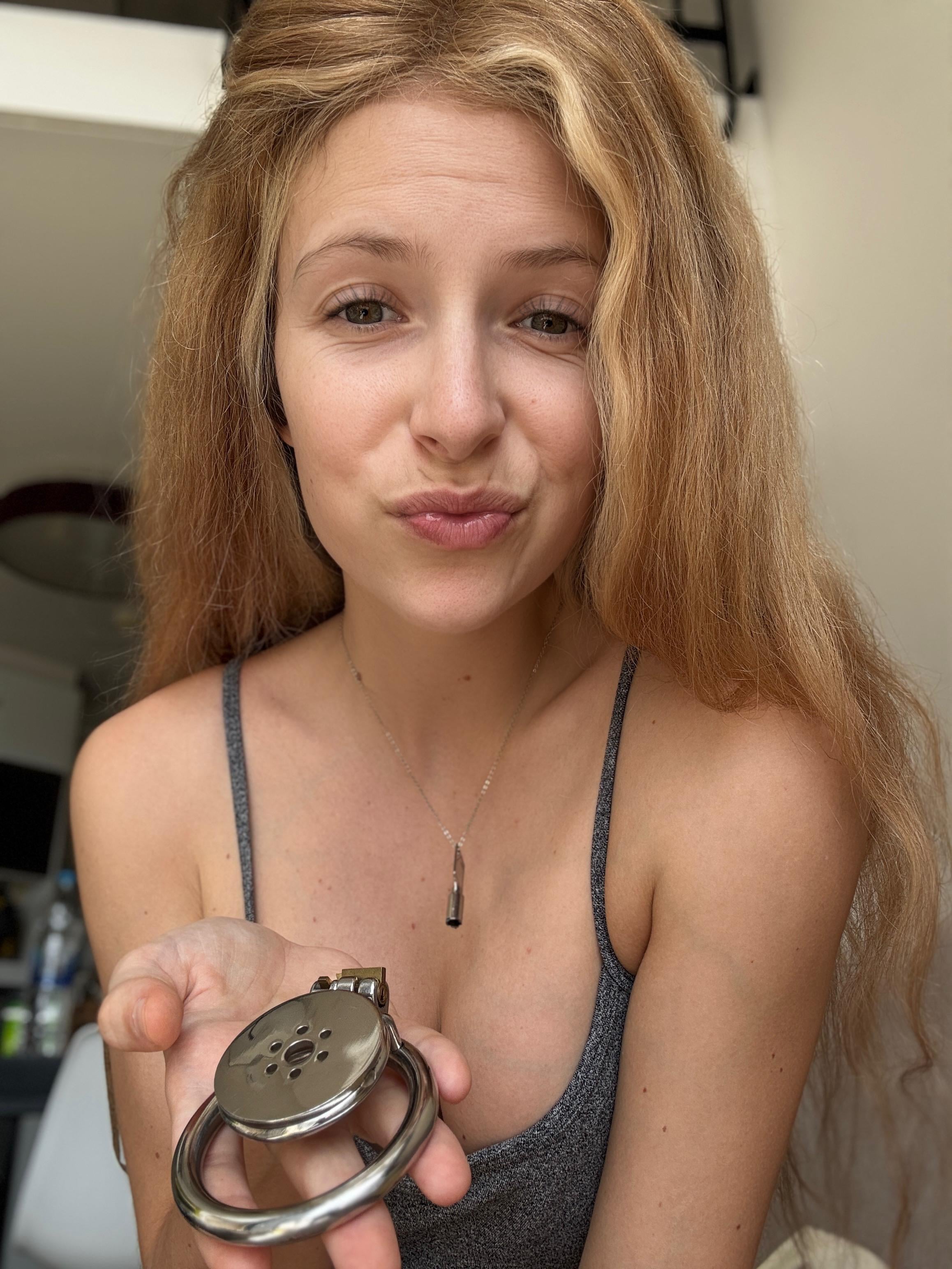 , Reddit (*): Qui aime l’idée d’être dominé par moi dans une cage de chasteté plate ?