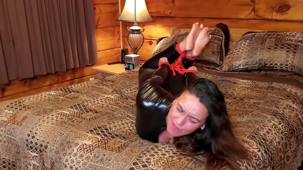 , web: The LGZ Clip Store – Le cambrioleur capturé et chatouillé par une MILF stricte à lunettes pour le contrôle