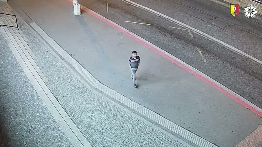 , onanista; Police de la République tchèque : Elle a été poursuivie par un masturbateur