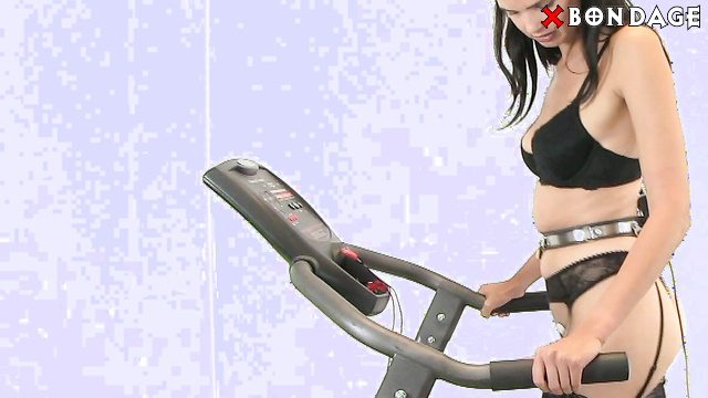, web: Chastity Babes – Choquée sur le tapis roulant : Yasmine dans sa lingerie noire la plus sexy