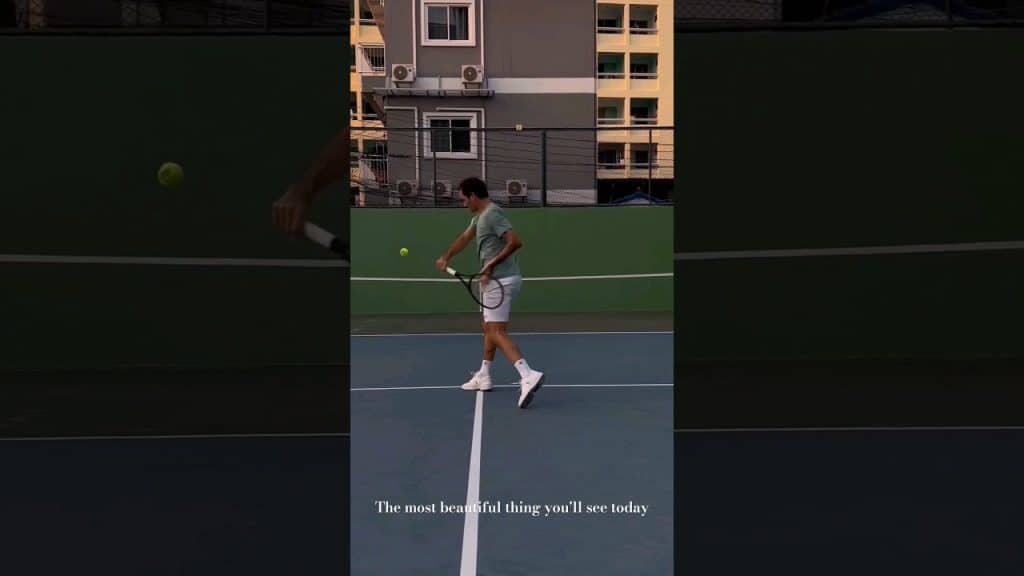 , Youtube (préparation mentale tennis): Roger Federer practicing against a wall. The most beautiful thing you’ll see today. #tennis