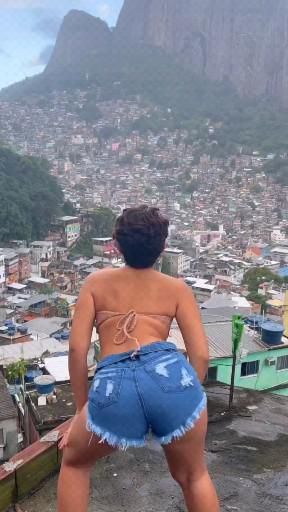 , Pinterest (bater uma): A vista da favela é linda🔥💃🌆