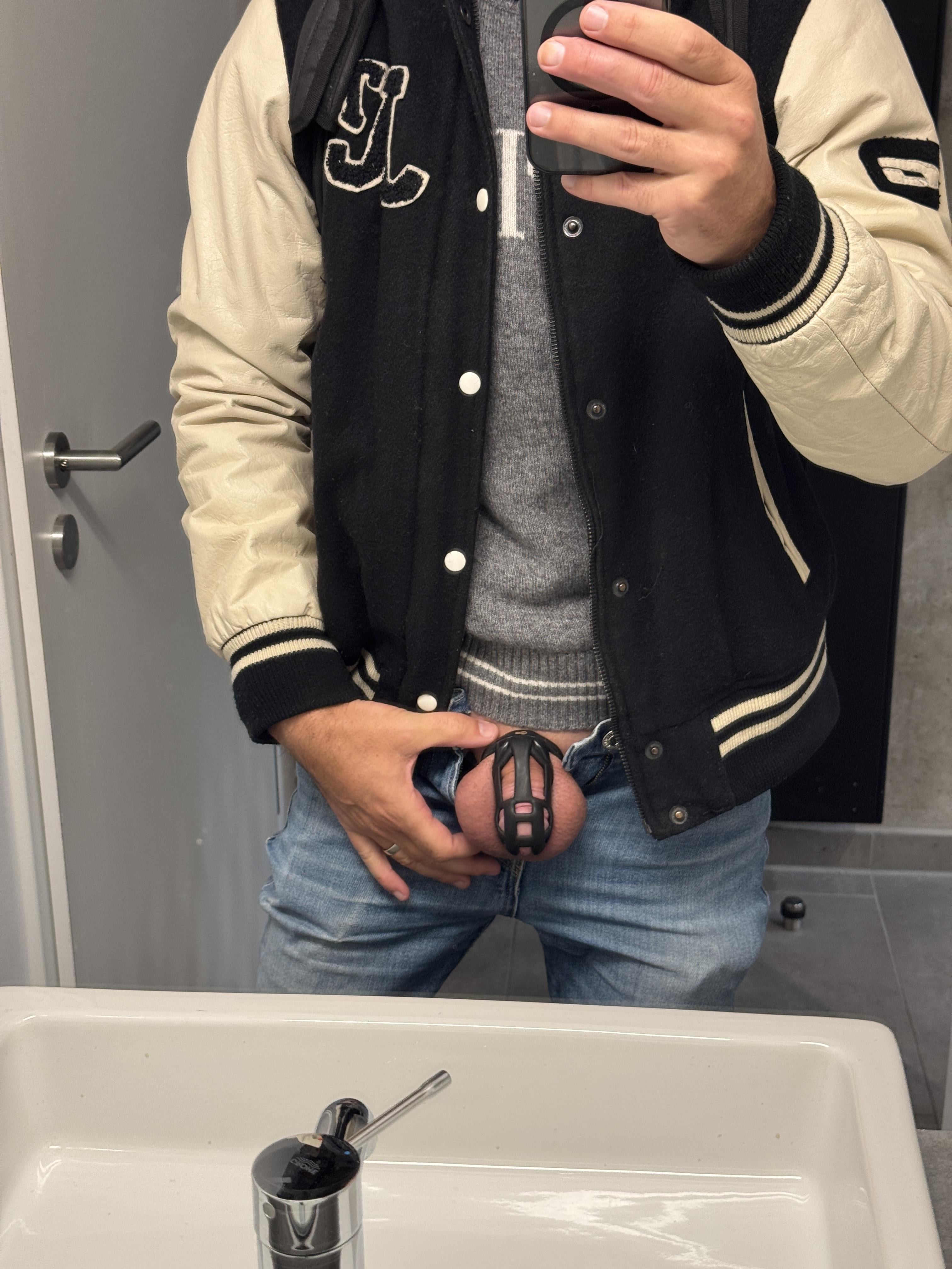 , *,CageCheck anticipé au bureau
sur Reddit