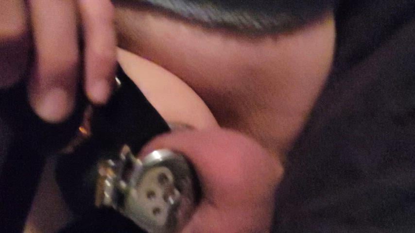 , *; C’était incroyable après avoir été enfermé et privé d’un orgasme pendant si longtemps.